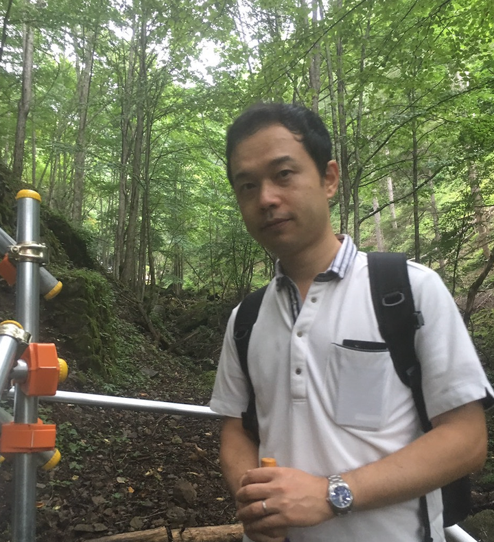 慰霊登山をする山本昌由さん