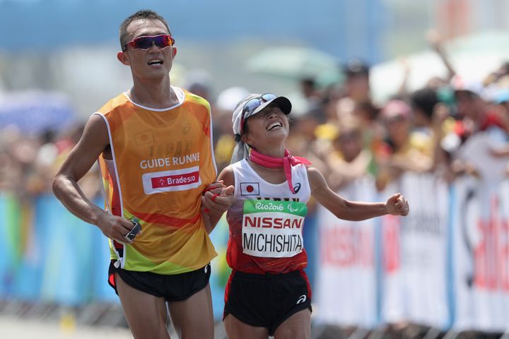 リオオリンピックの女子マラソンで銀メダルに輝いた日本の道下美里選手（右）とガイドランナーの堀内規生さん