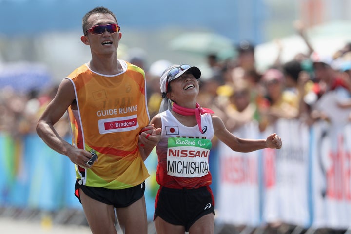 リオオリンピックの女子マラソンで銀メダルに輝いた日本の道下美里選手（右）とガイドランナーの堀内規生さん