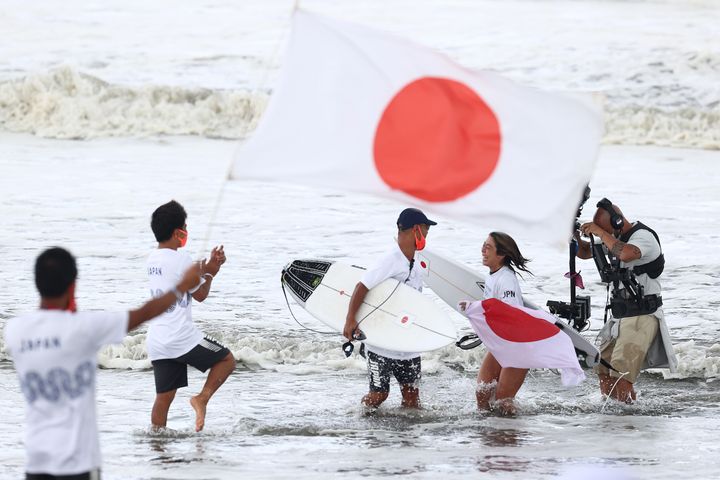 日本チームと銅メダル獲得を喜ぶ都筑有夢路選手（7月27日撮影）