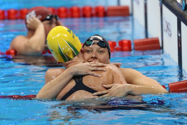 リオパラリンピックの水泳400メートル自由形で、1位になったアメリカのジェシカ・ロング選手（右）