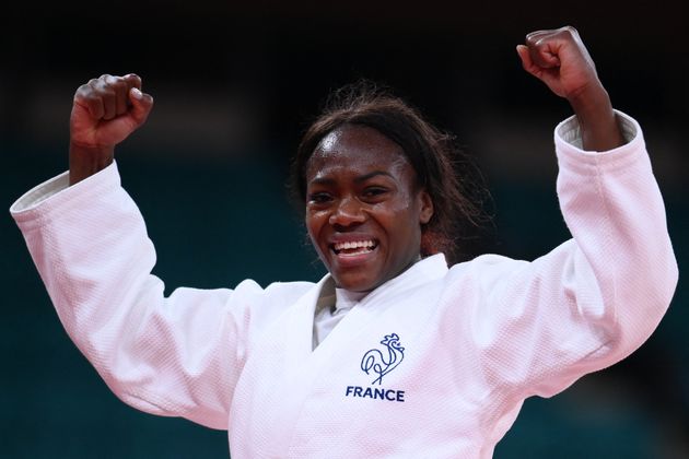 La Française Clarisse Agbégnénou célèbre sa victoire en tant que championne olympique de judo -63kg, le 27 juillet à Tokyo.