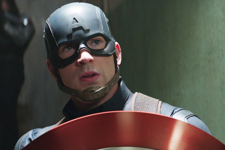Chris Evans en el papel de Capitán América.