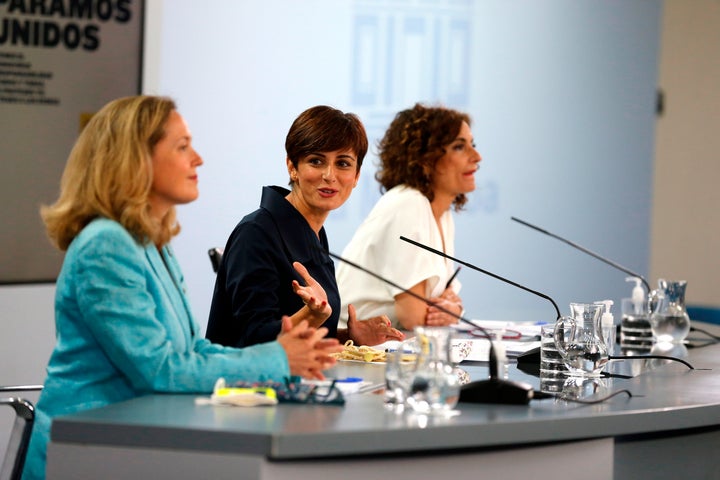 La vicepresidenta primera del Gobierno y ministra de Asuntos Económicos, Nadia Calviño; la ministra de Política Territorial y portavoz del Gobierno, Isabel Rodríguez; así como la ministra de Hacienda, María Jesús Montero