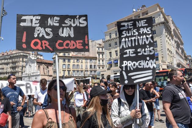 Lors de la manifestation contre le passe sanitaire, plus de 4000 personnes ont défilé à Marseille, le 17 juillet 2021. (Photo by Gerard Bottino/SOPA Images/LightRocket via Getty Images)