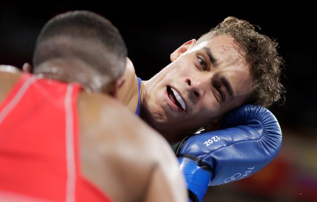 Ο Youness Baalla από το Μαρόκο σε αγώνα πυγμαχίας με τον David Nyika από τη Νέα Ζηλανδία (27/7 REUTERS/Ueslei Marcelino)