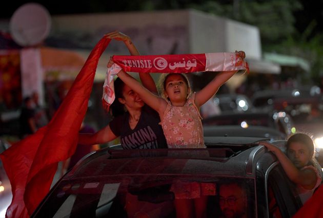 Dimanche 25 juillet au soir, des milliers de personnes sont descendues dans les rues de Tunis pour saluer la suspension par le président Kaïs Saied du Parlement, jugé responsable de la crise du Covid-19 dans le pays.