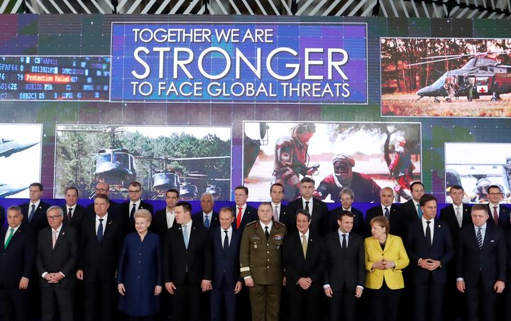 Ομαδική φωτογραφία των ηγετών της ΕΕ EU στα εγκαίνια της PESCO που έχει σαν στόχο τηνενίσχυση της αμυντικής συνεργασίας και της επιχειρησιακής ετοιμότητας στην Ευρώπη. (14 Δεκεμβρίου, 2017. REUTERS/Yves Herman)