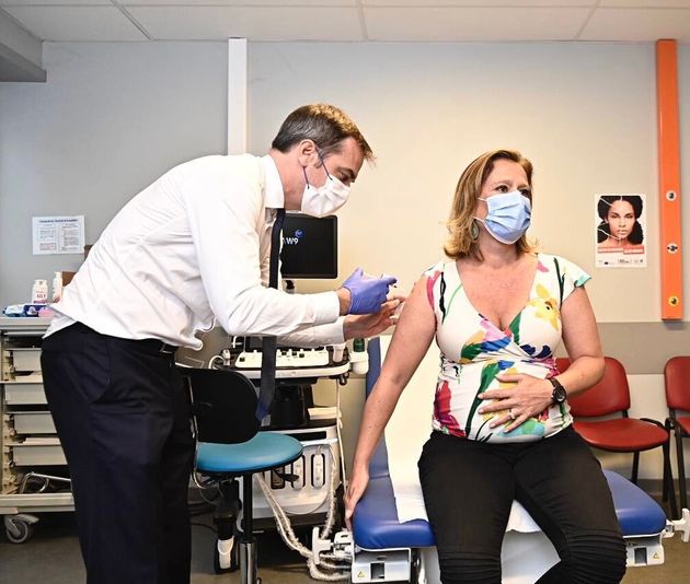 La secrétaire d'Etat Olivia Grégoire reçoit la deuxième dose du vaccin contre le Covid-19 le 27 juillet 2021 à Paris.