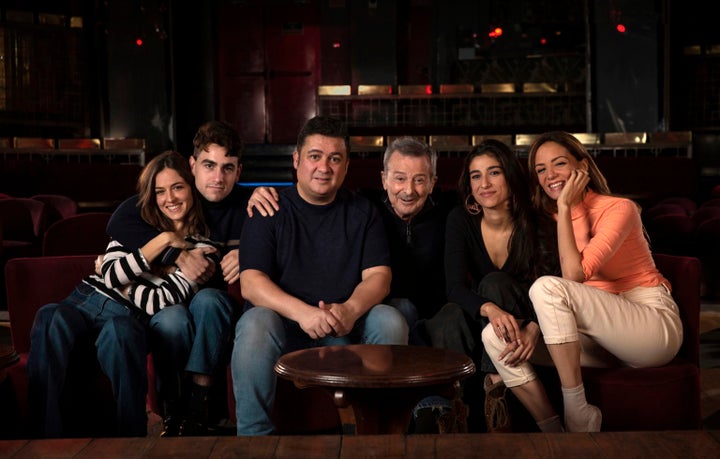 El reparto de 'El Cover' con el director, Secun de la Rosa.