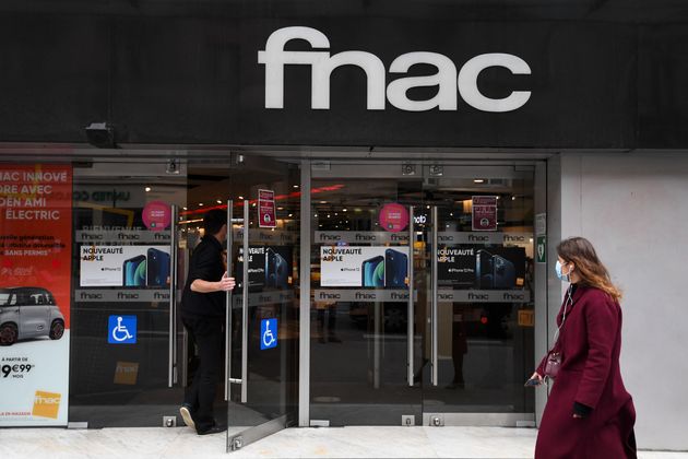 Devant l'entrée d'un magasin Fnac à Paris, en octobre 2020.