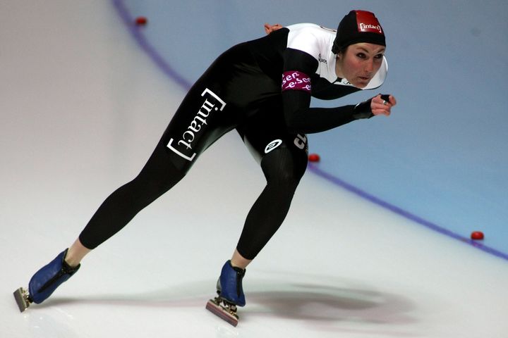 東京五輪でカナダの放送局のレポーターを務めているアナスタシア・バクシスさんはスピードスケートの元選手。五輪にも2度出場経験がある