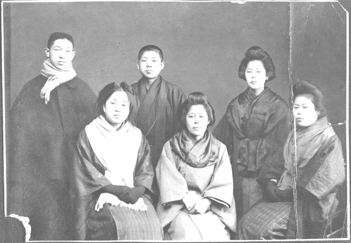 創立翌年の1919年（大正8年）：（後列左から）松下幸之助、義弟・井植歳男、妻・松下むめの