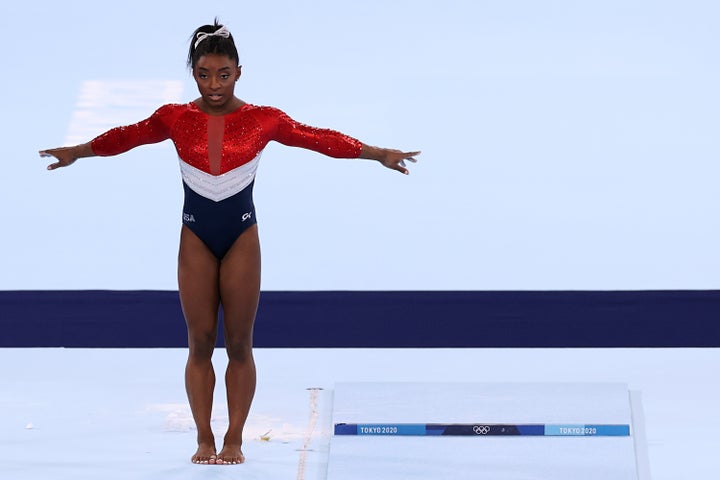 Biles, preparándose para saltar en la final por equipos.