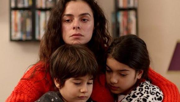 Bahar, Doruk y Nisan, los personajes protagonistas de la telenovela turca 'Mujer'.