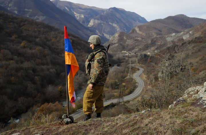 Αρμένιος στρατιώτης περιφρουρεί την σημαία του Ναγκόρνο Καραμπάχ 