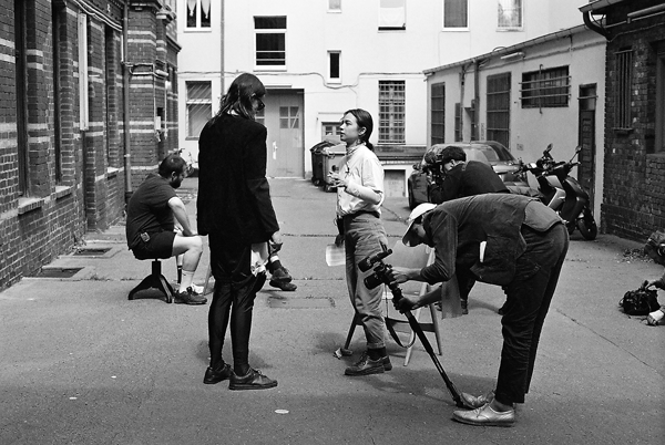 Στα γυρίσματα για το νέο τους έργο Under the covers, the waves! (2021) σε ανάθεση και παραγωγή της Μπιενάλε της Αθήνας. Παραχώρηση των καλλιτεχνών.