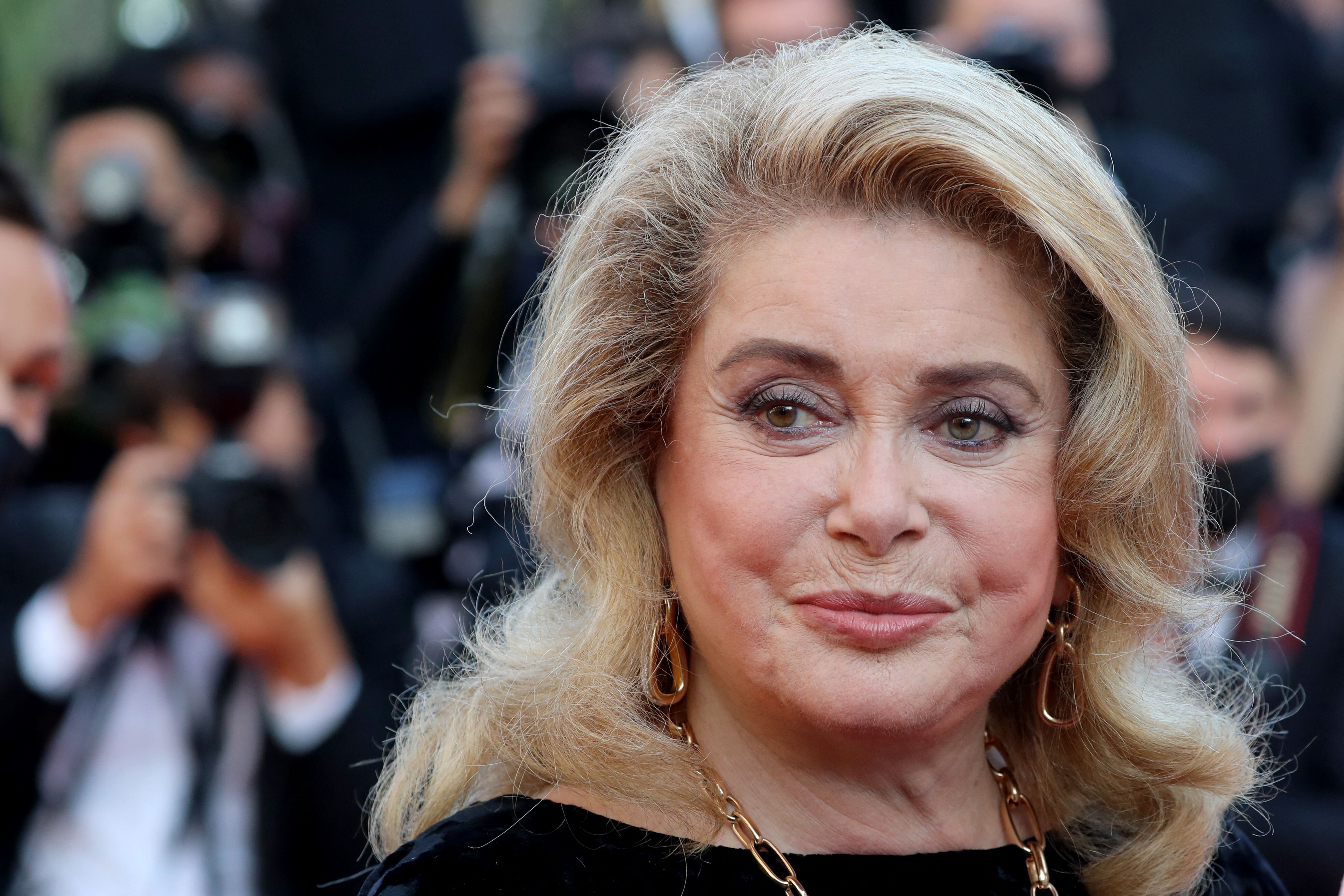 Catherine Deneuve met aux enchères des chaussures pour les Restos du Cœur