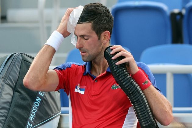 Novak Djokovic utilise des glaçons et l'air conditionné pour se rafraîchir après un match le 27 juillet.(Photo by Giuseppe CACACE / AFP)