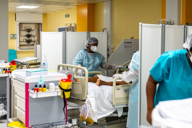En Guadeloupe, à Saint-Martin et à Saint-Barthélémy, l'état d'urgence sanitaire va être restauré ce mercredi 28 juillet pour faire face à une nouvelle flambée épidémique de coronavirus (photo d'archive prise à l'hôpital de Pointe-a-Pitre en septembre dernier, durant la deuxième vague de covid-19).