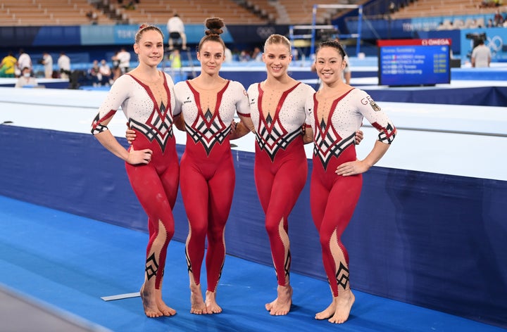 Sarah Voss (l-r), Pauline Schäfer, Elisabeth Seitz and Kim Bui from Germany stand together after the competition. 