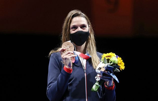 CHIBA, JAPON - 26 JUILLET 2021 : L'athlète française Manon Brunet pose avec sa médaille de bronze lors de la cérémonie de victoire après l'épreuve d'escrime au sabre féminin qui s'est tenue au centre de convention Makuhari Messe de la ville de Chiba dans le cadre des Jeux olympiques d'été de 2020. Valery Sharifulin/TASS (Photo par Valery Sharifulin\TASS via Getty Images)