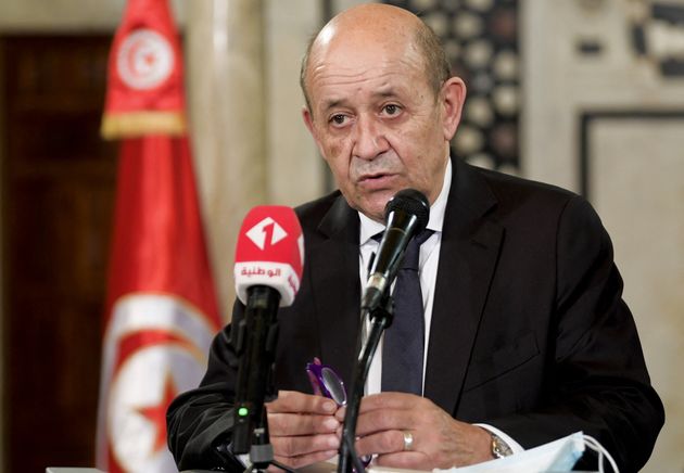 La France a mis un (léger) coup de pression à la Tunisie après le coup de force du président Kaïs Saied (photo d'archive prise à l'occasion d'une visite en Tunisie de Jean-Yves Le Drian, en octobre 2020).