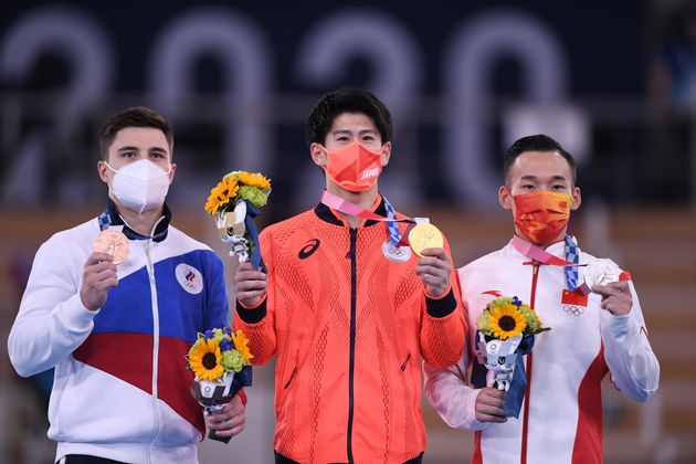 日本の橋本大輝選手（中央）と中国の肖若騰選手（右）。左はROCのナゴルニー選手。