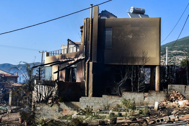 Καμένα σπίτια στην Ελεκίστρα.