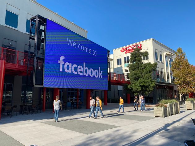 06 November 2019, US, Menlo Park: Employees of the Internet company Facebook walk through the courtyard of the company campus in Menlo Park, California. The building complex used to house the technology group Sun Microsystems, which was taken over by the database manufacturer Oracle in 2010. Photo: Christoph Dernbach/dpa (Photo by Christoph Dernbach/picture alliance via Getty Images)