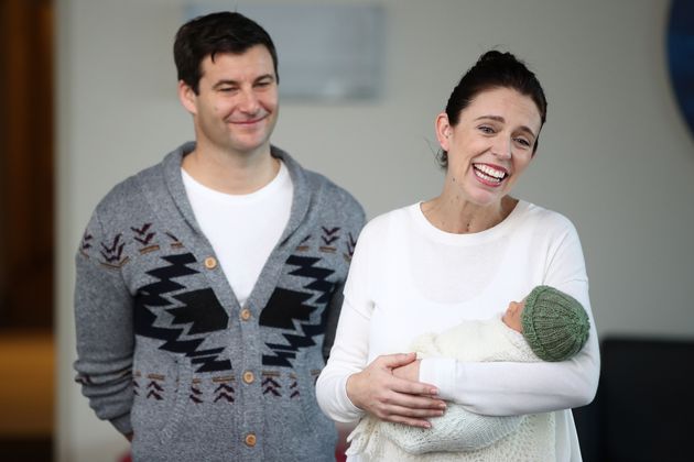 出産後、退院するニュージーランドのアーダーン首相、2018年撮影