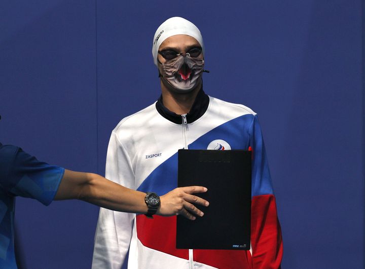 O Γεβγένι Ριλόφ στον ημιτελικό των 200 μ. ύπτιου στους Αγώνες του Τόκιο με την αγαπημένη του μάσκα