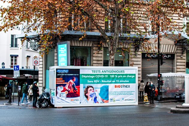 Installation de tentes visant à réaliser des tests antigéniques le 14 décembre 2020 à Paris.