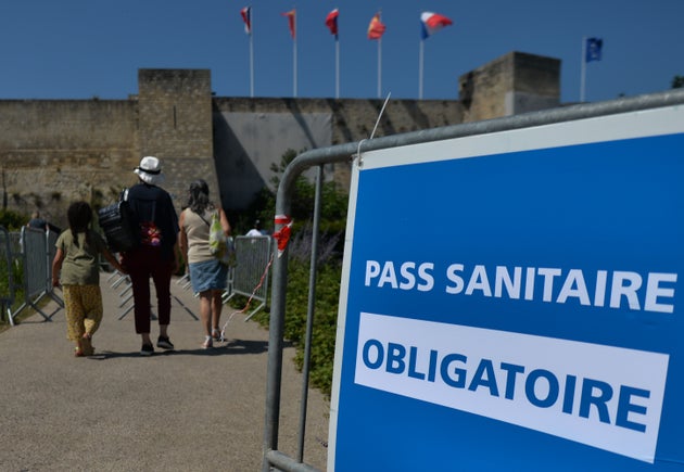 Le pass sanitaire exigé à l'entrée du château de Caen, le 21 juillet 2021. (Photo by Artur Widak/NurPhoto via Getty Images)