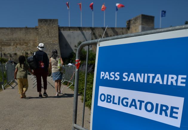 Le pass sanitaire exigé à l'entrée du château de Caen, le 21 juillet 2021. (Photo by Artur Widak/NurPhoto via Getty Images)