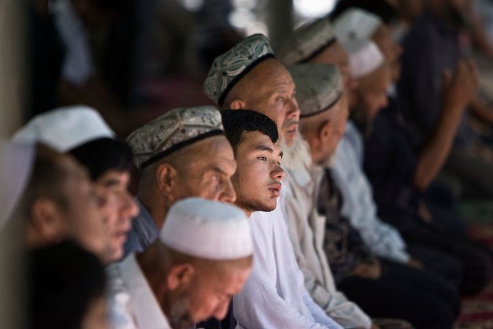 Ουιγούροι μουσουλμάνοι προσεύχονται σε τέμενος στην επαρχία Xinjiang 5/8, 2008. REUTERS/Nir Elias (CHINA)