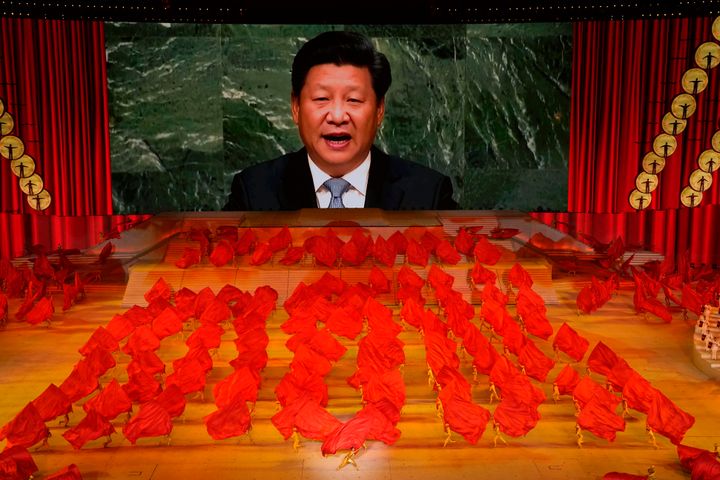 Προβολή σε γιγαντοοθόνη του Προέδρου Σι Τζινπινγκ σε gala show για τα 100 χρόνια από την ίδρυση του κομμουνιστικού κόμματος της Κίνας.
