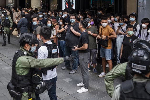 Ανδρες ειδικής δύναμης της αστυνομίας κάνει έλεγχο σε διαδηλωτές στο Χονγκ Κονγκ (1/10/2021)