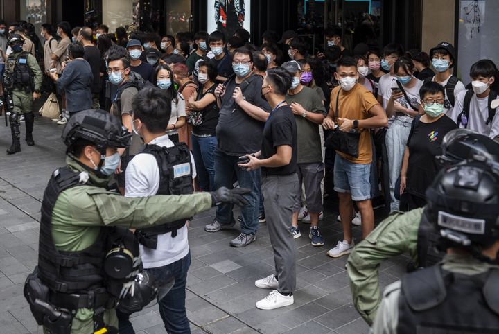Ανδρες ειδικής δύναμης της αστυνομίας κάνει έλεγχο σε διαδηλωτές στο Χονγκ Κονγκ (1/10/2021)