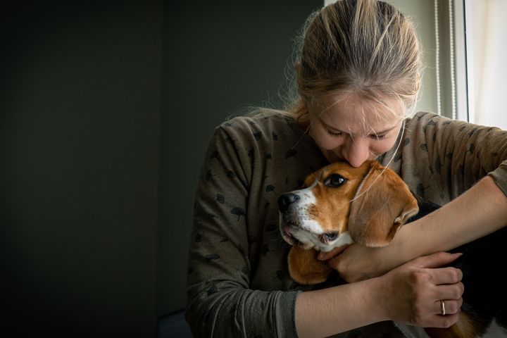 Una mujer con un beagle.