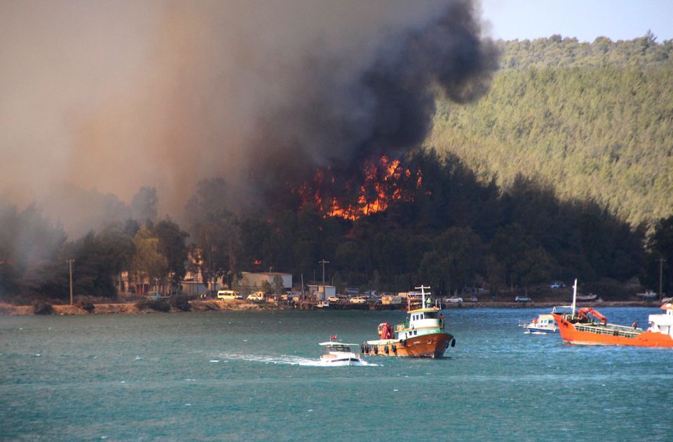 Μαίνονται οι πυρκαγιές στην Τουρκία σε δασικές και δημοφιλείς τουριστικές περιοχές - Τέσσερις