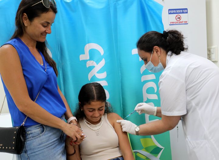 To Ισραήλ είναι η χώρα που ξεκίνησε πρώτη των εμβολιασμών παιδιών ηλικίας από 12 ετών και τώρα προχωρά στον εμβολιασμό της ηλικιακής ομάδας 5 έως 12 ετών αλλά μόνο για όσα παιδιά ανήκουν σε ευπαθείς ομάδες. 