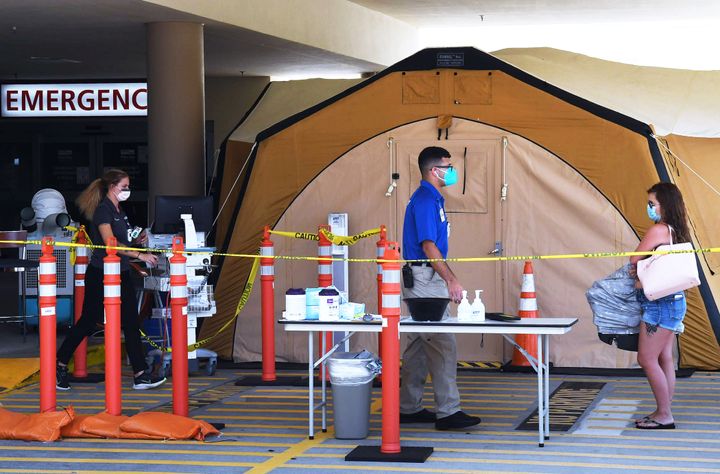 アメリカ・フロリダ州の病院で救急科の外にある治療用のテント。フロリダ州ブレバード郡では、デルタ株などが原因で、新型コロナウイルス感染者が増えている（2021/07/29）