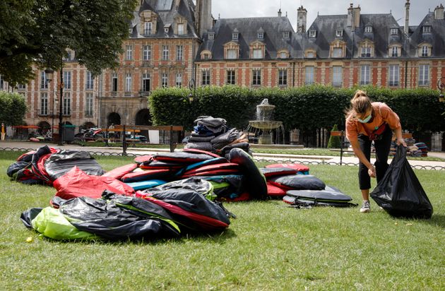 Une activiste de l'association Utopia, Place des Vosges, à Paris, le 30 juillet 2021.