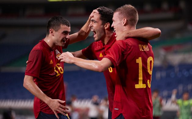 Mikel Merino, Dani Olmo of Spain y Pedri celebran el gol a Argentina en el último