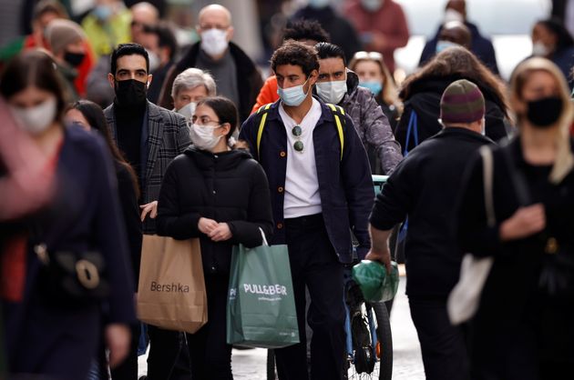 Des passants portant le masque dans les rues de Paris, le 25 février 2021