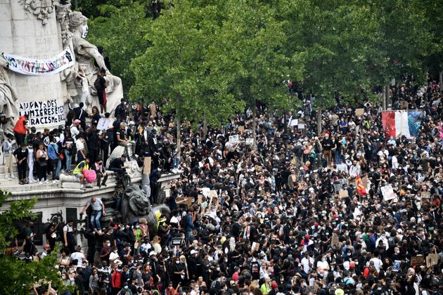 Les manifestants participant à un rassemblement dans le cadre des protestations mondiales 