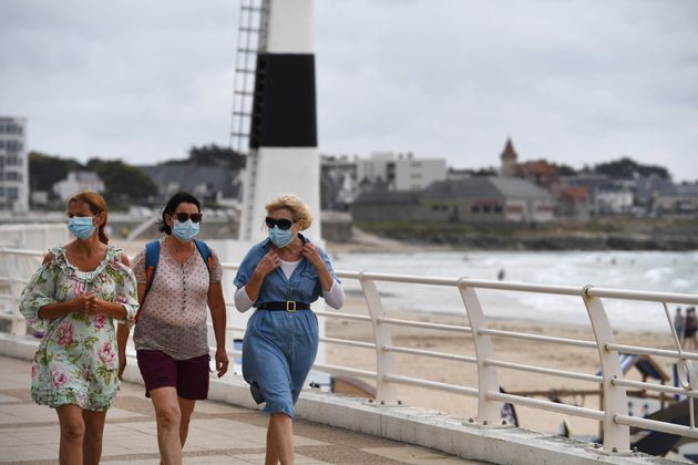 Des femmes portant un masque le 27 juillet 2020 à Quiberon, dans le Morbihan.