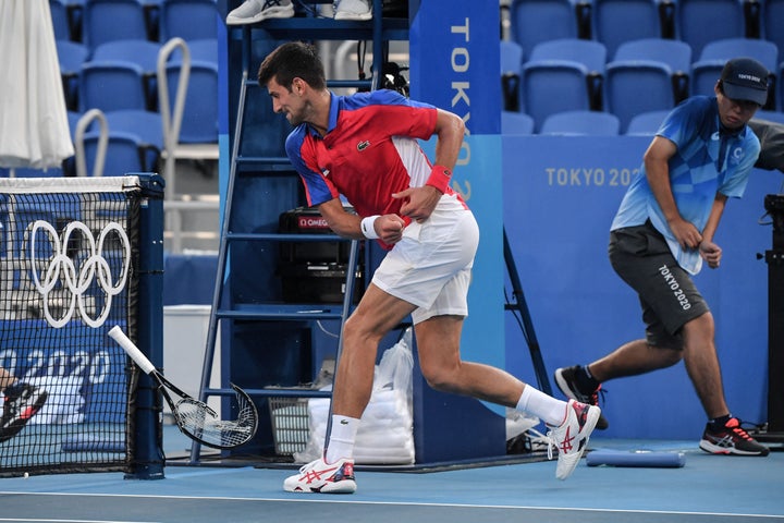 TOPSHOT - Le Serbe Novak Djokovic brise sa raquette lors de son match de tennis en simple messieurs aux Jeux Olympiques de Tokyo 2020 pour le b