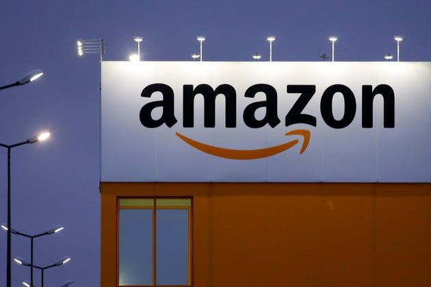 To σήμα της Amazon στο κέντρο logistics της εταιρίας στην πόλη Lauwin-Planque, της βόρειας Γαλλιας, Φεβρουάριος 20, 2017. REUTERS/Pascal Rossignol